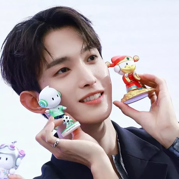 투표로 선정된 도겸 (세븐틴)의 인기 프로필 이미지