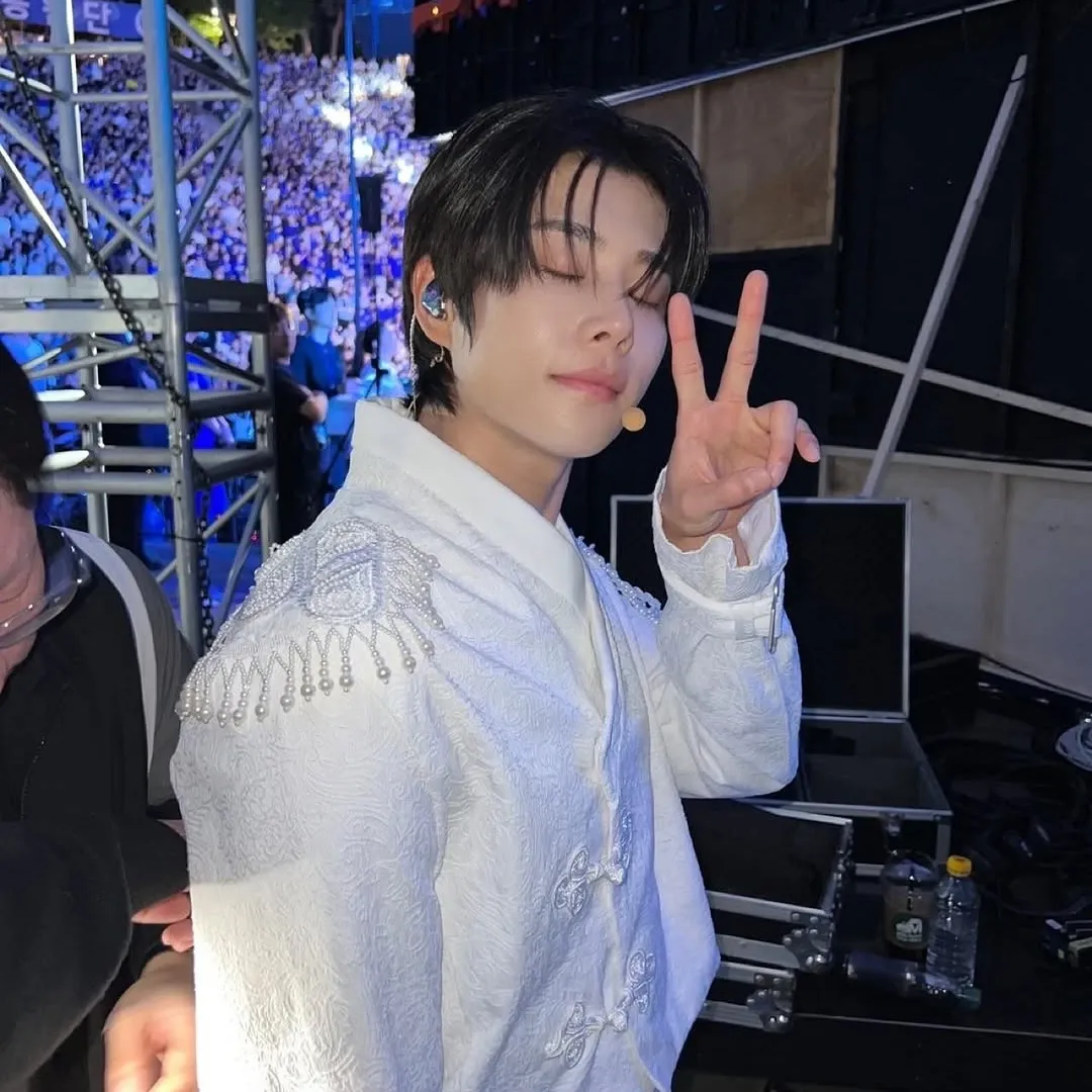 A moment captured by MJ (ASTRO)'s fan