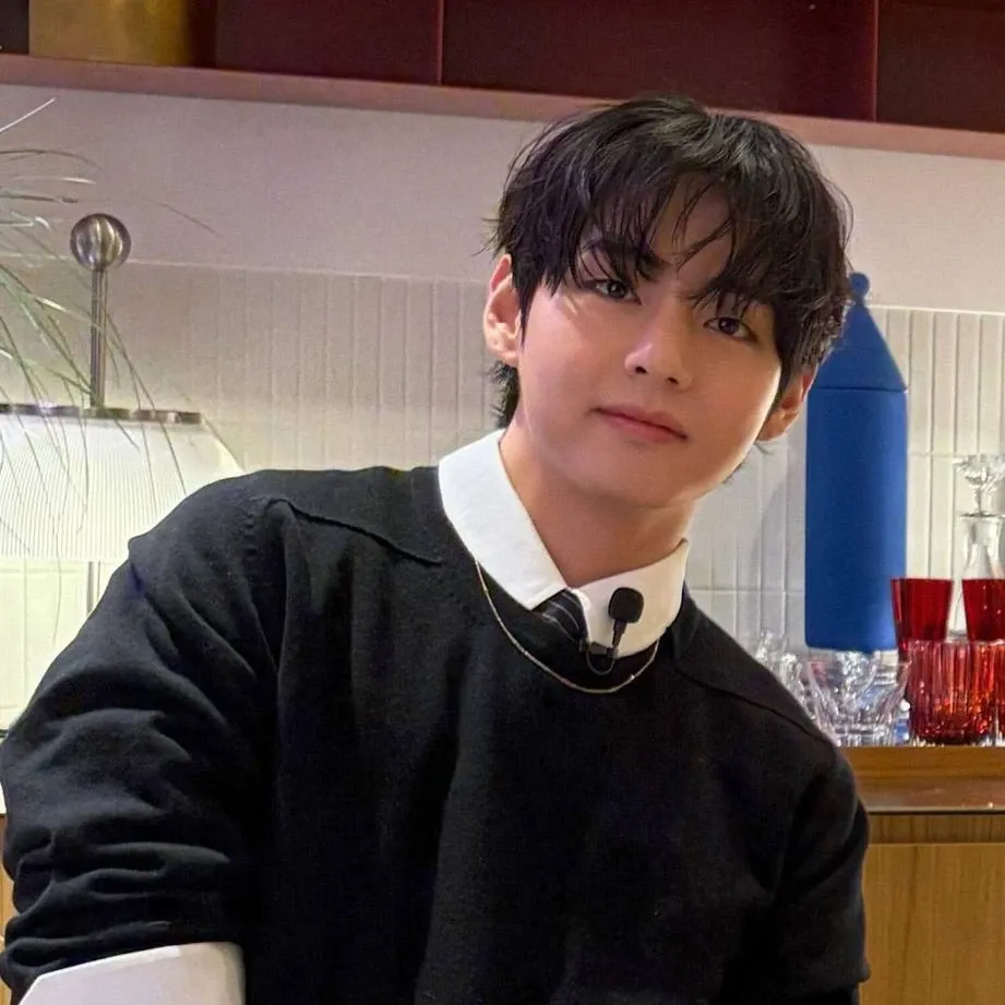 Behind-the-scenes cut of V (BTS)