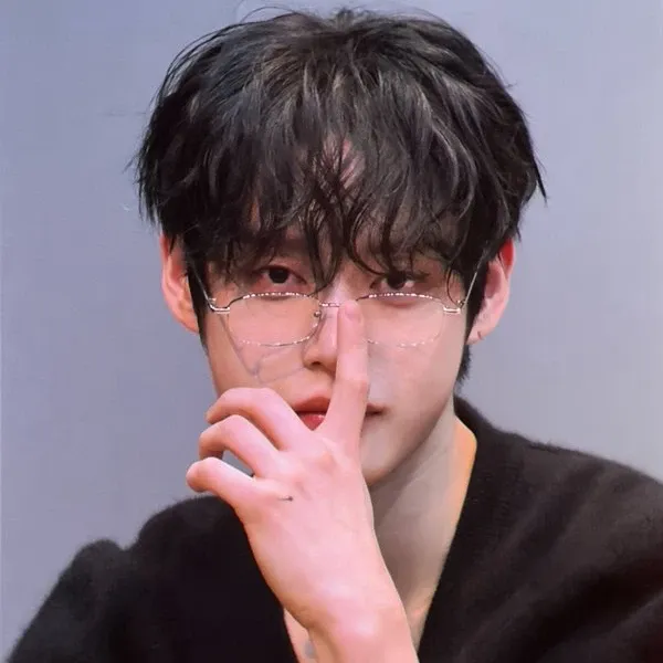 Behind-the-scenes cut of Kim Jiwoong (ZEROBASEONE)