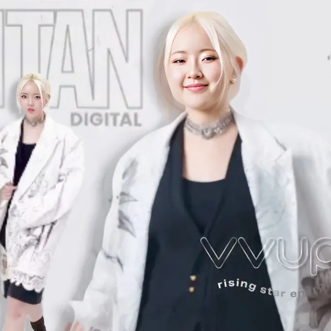 Recent activity shot of Suyeon (VVUP)