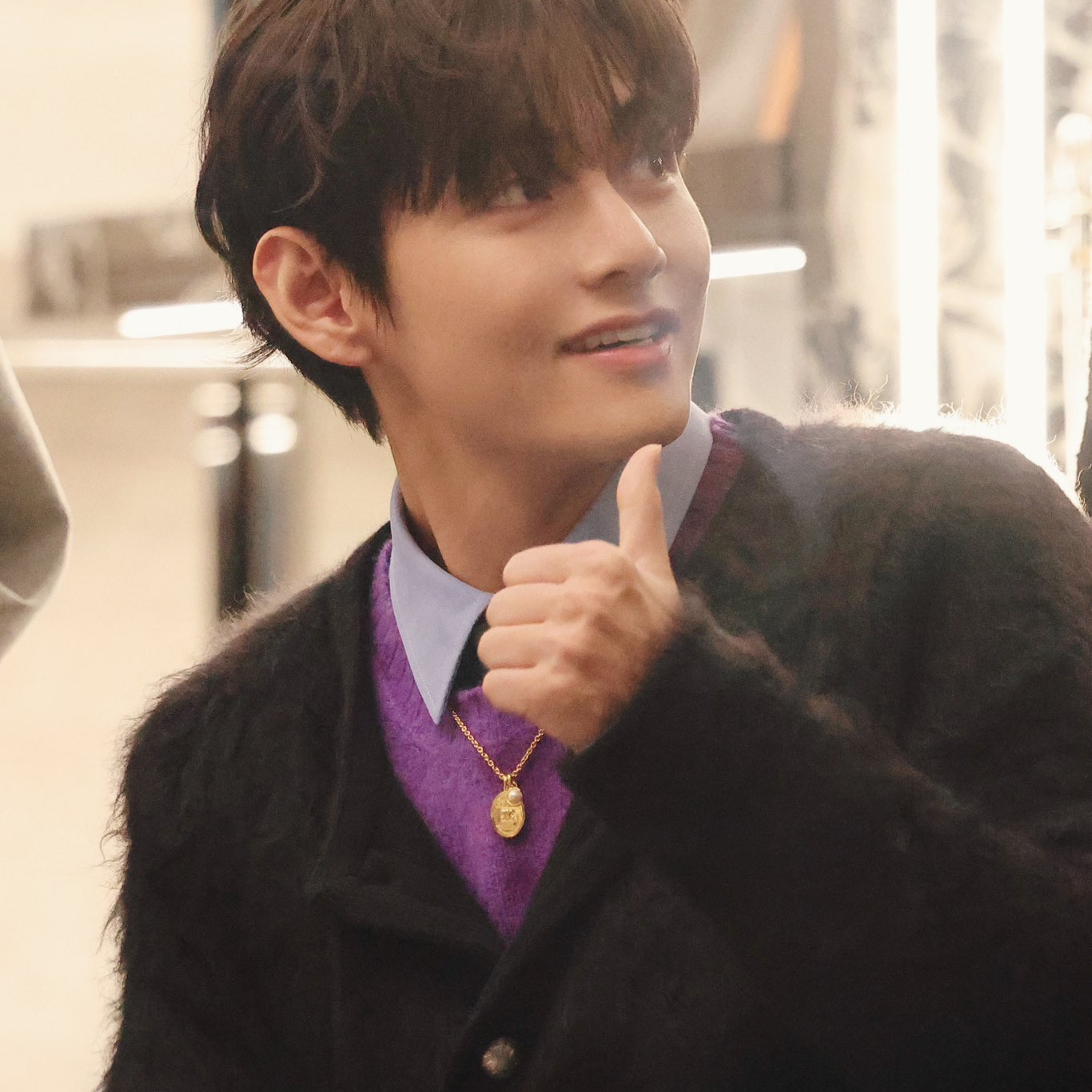 Behind-the-scenes cut of V (BTS)