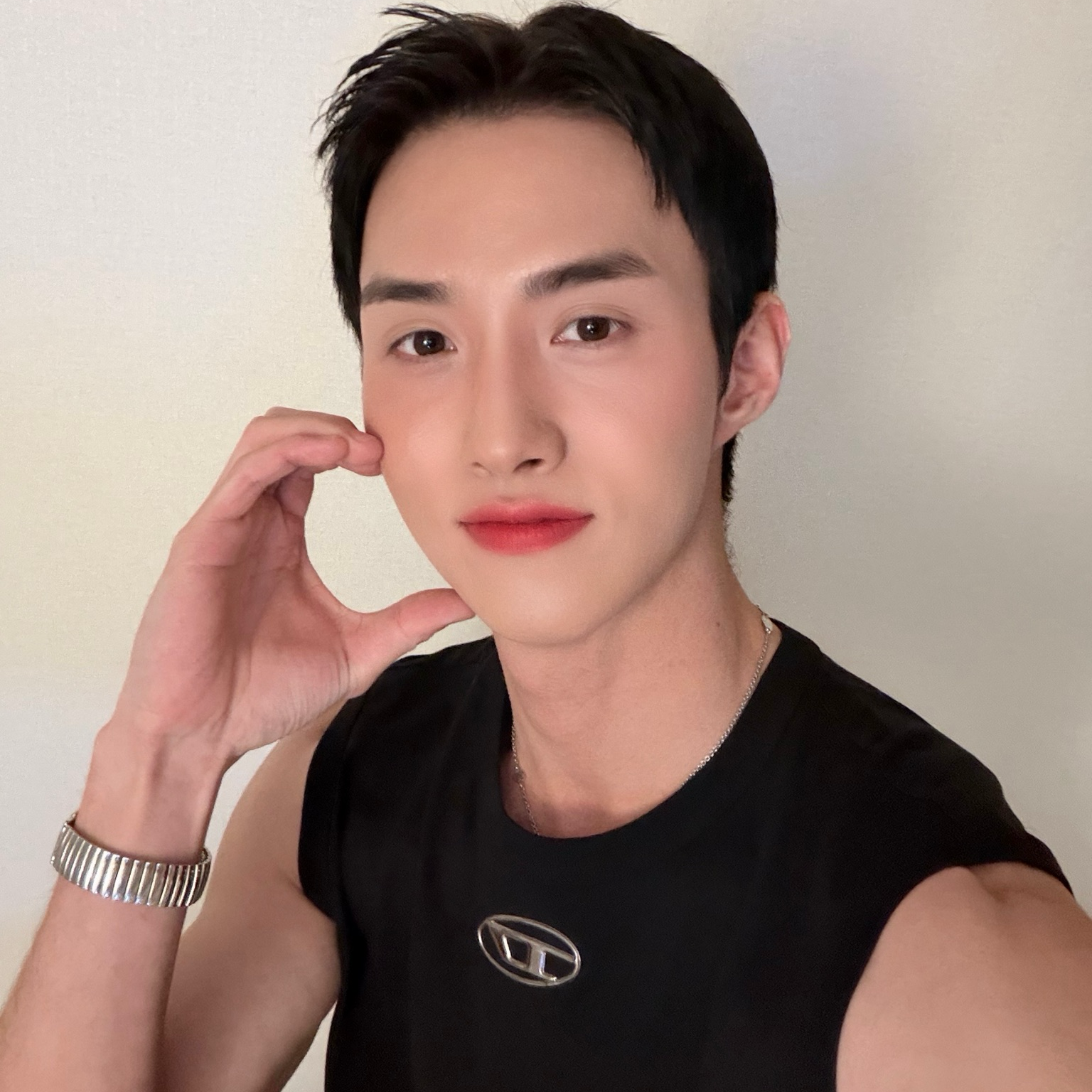 Foto aktivitas terbaru Yeoone (PENTAGON)