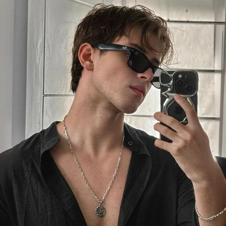 Behind-the-scenes cut of Alejandro (SANTOS BRAVOS)