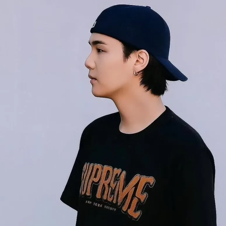 Foto aktivitas terbaru SUGA (BTS)