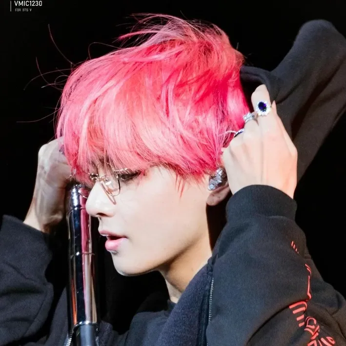 V (BTS)の舞台裏ショット