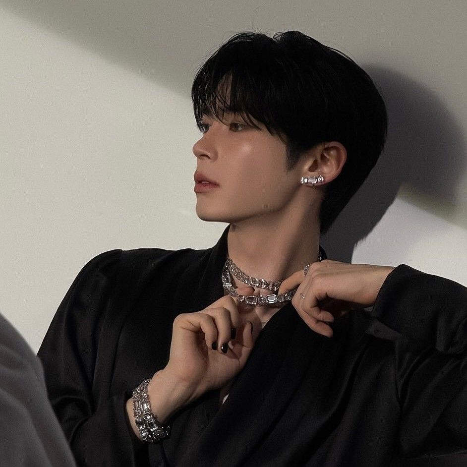 Latest photo of Sung Hanbin (ZEROBASEONE)