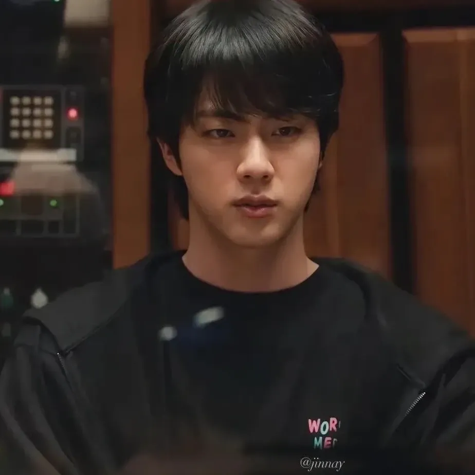 Momen yang diabadikan oleh penggemar Jin (BTS)