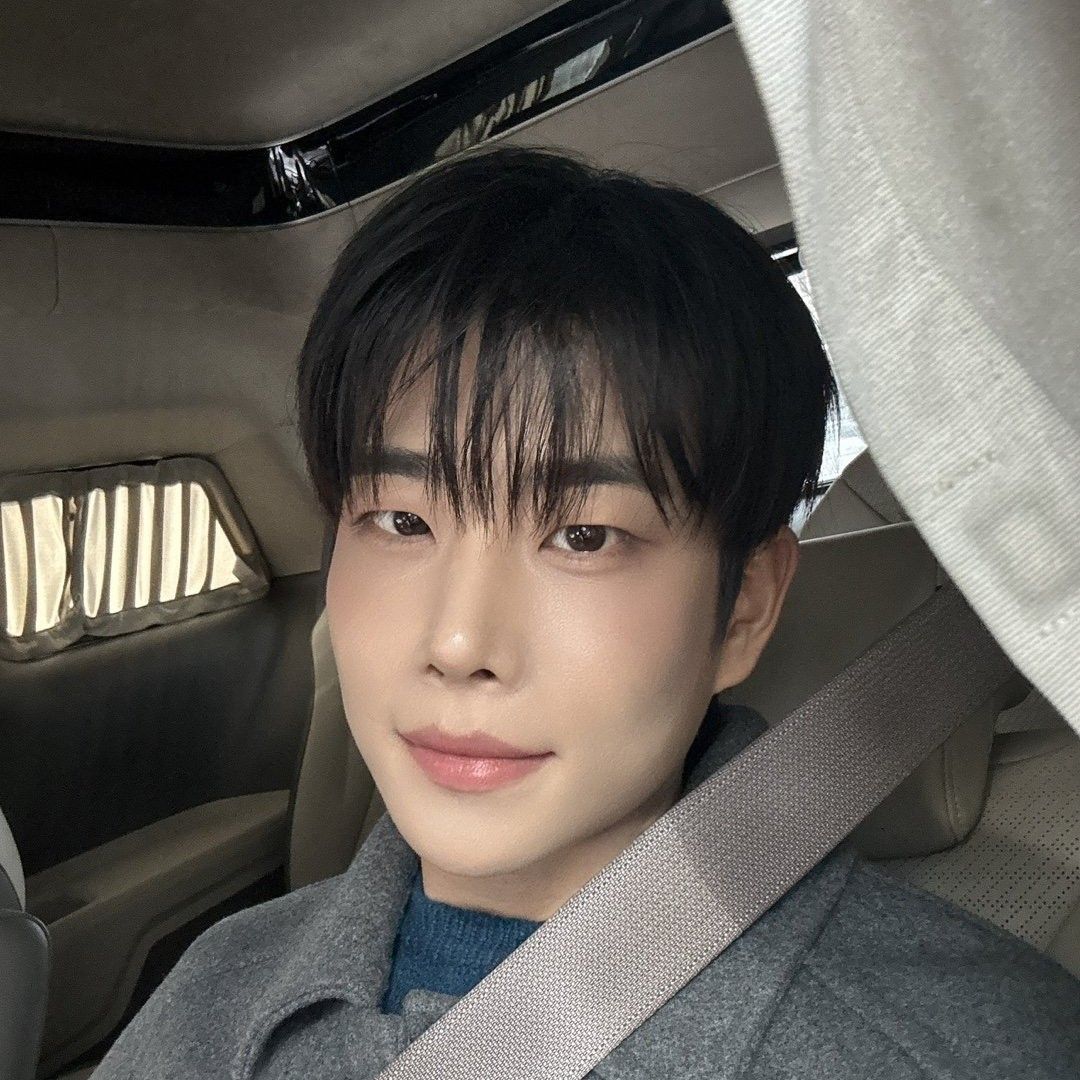 A moment captured by MJ (ASTRO)'s fan