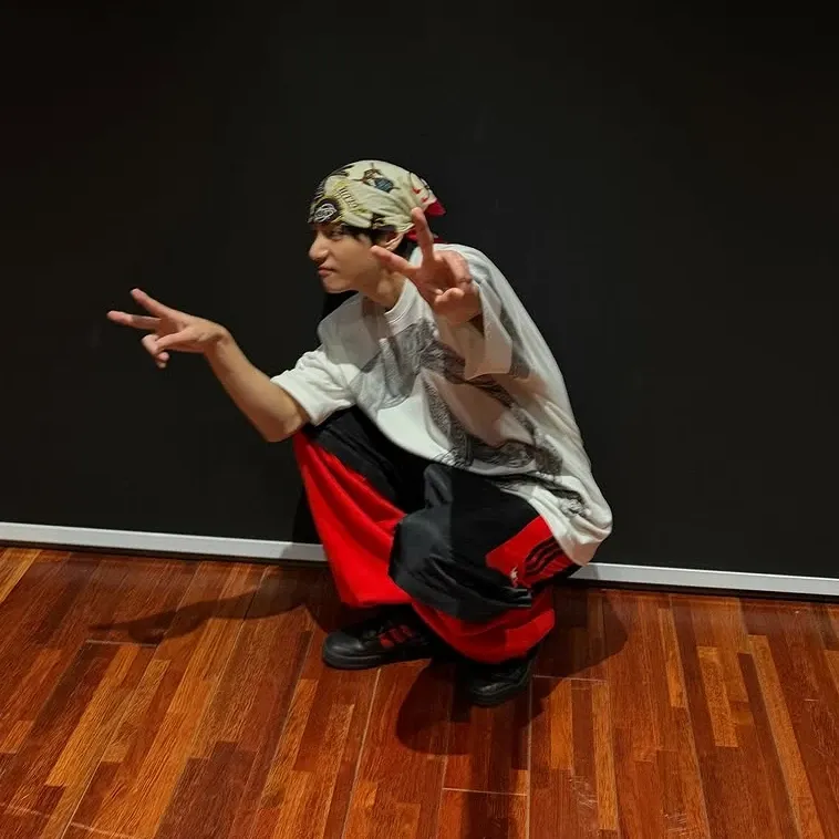 Behind-the-scenes cut of V (BTS)