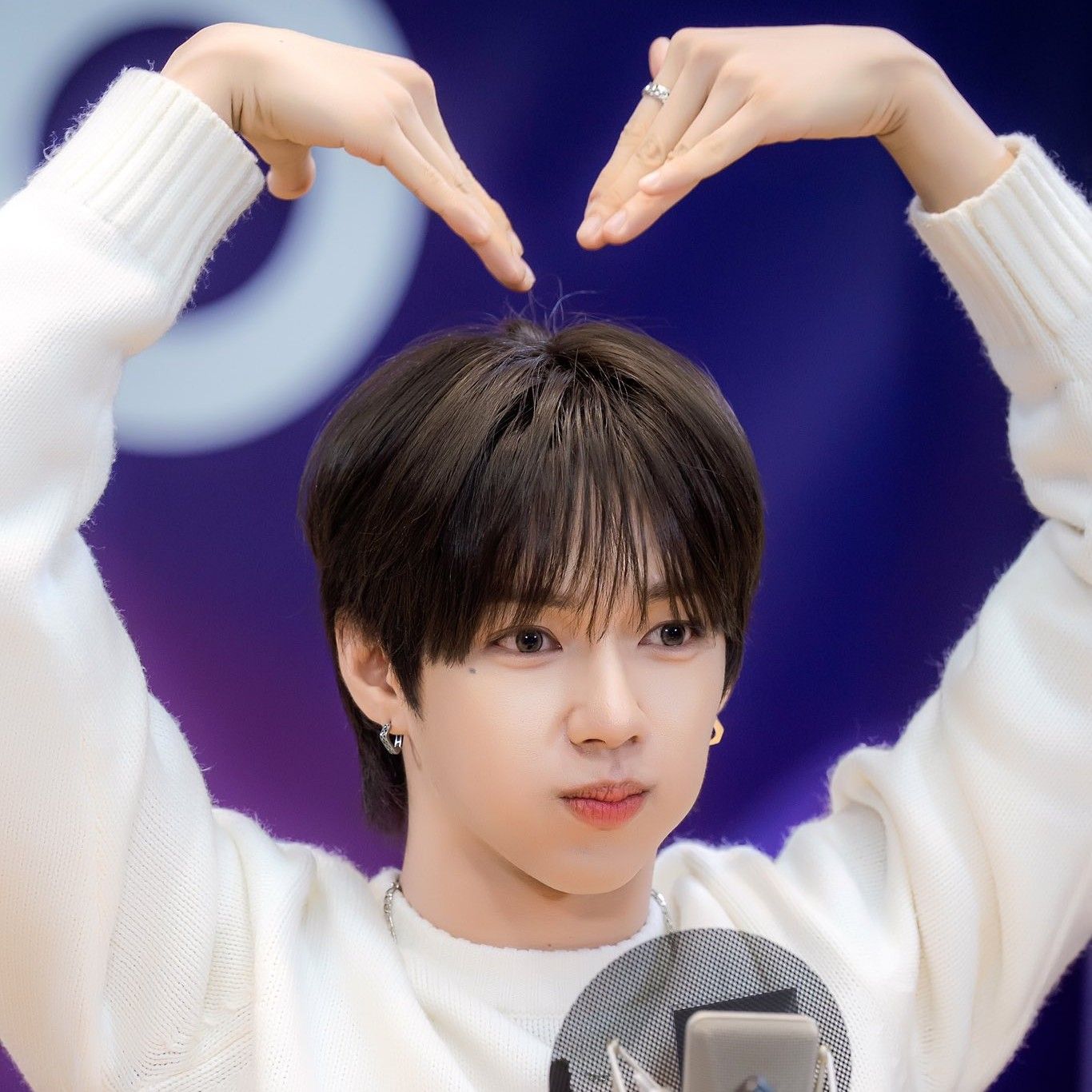 A moment captured by JL (AHOF)'s fan