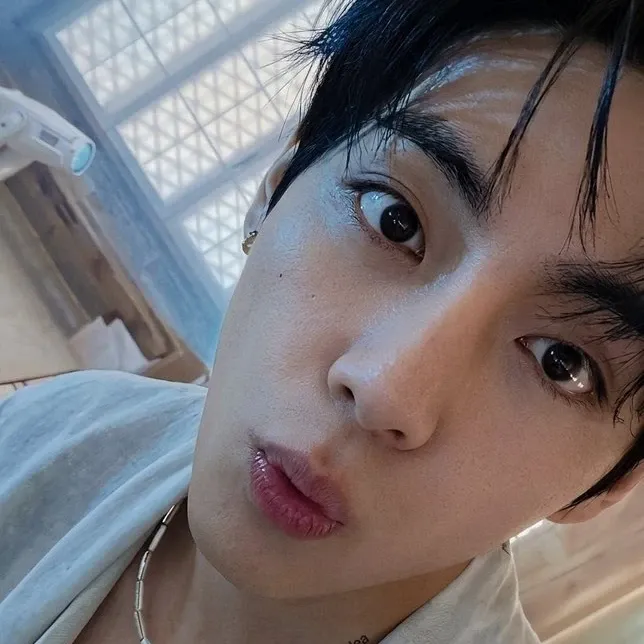 Behind-the-scenes cut of V (BTS)