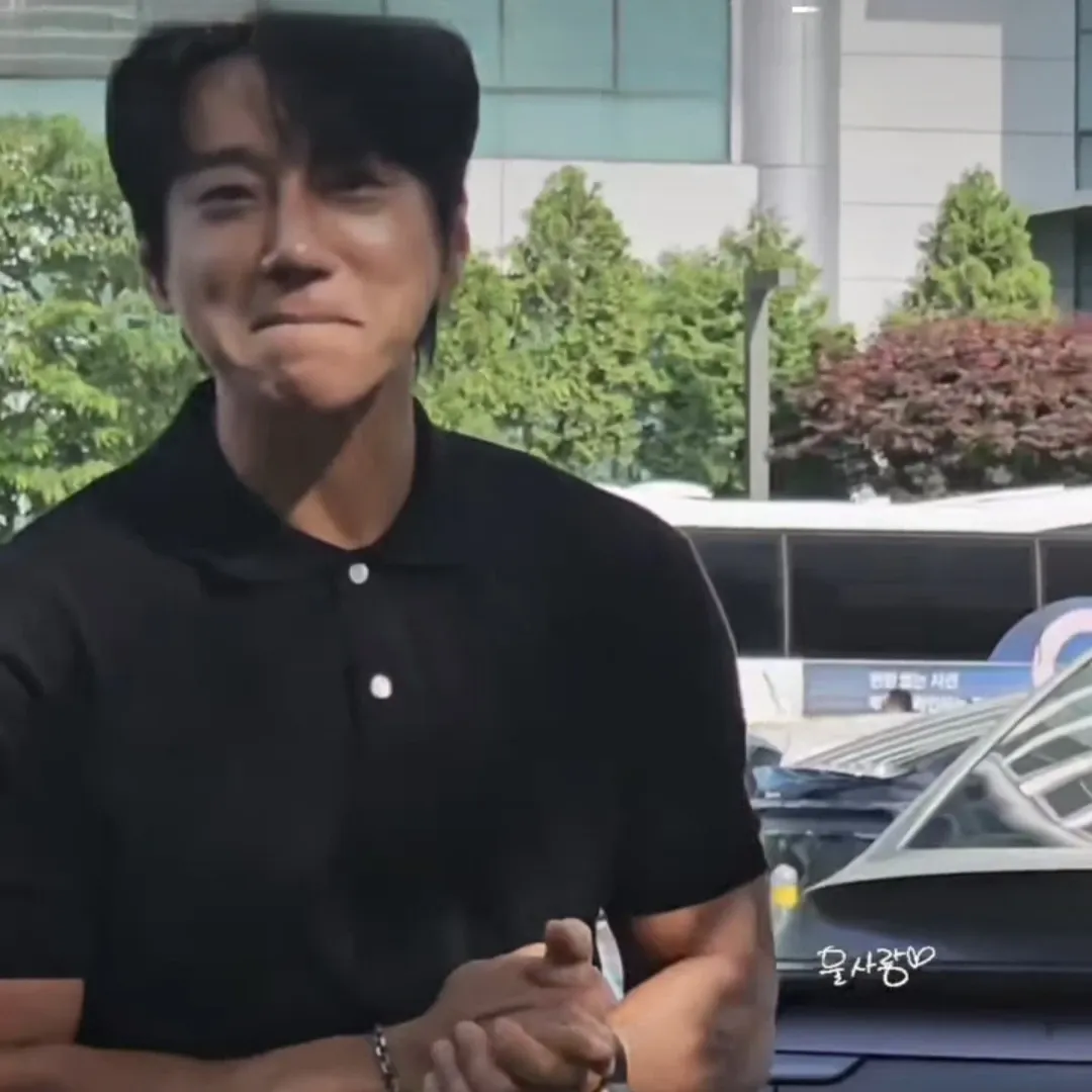 Recent activity shot of Hwang Chiyeol