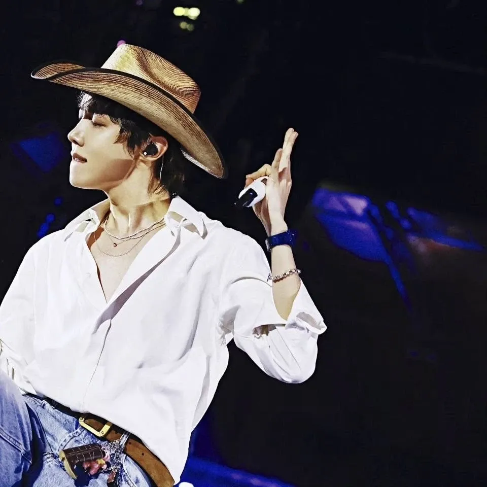 Foto terbaru j-hope (BTS)