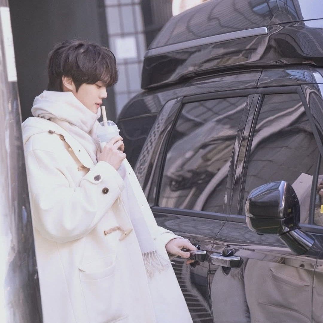 Latest photo of Kim Gyuvin (ZEROBASEONE)