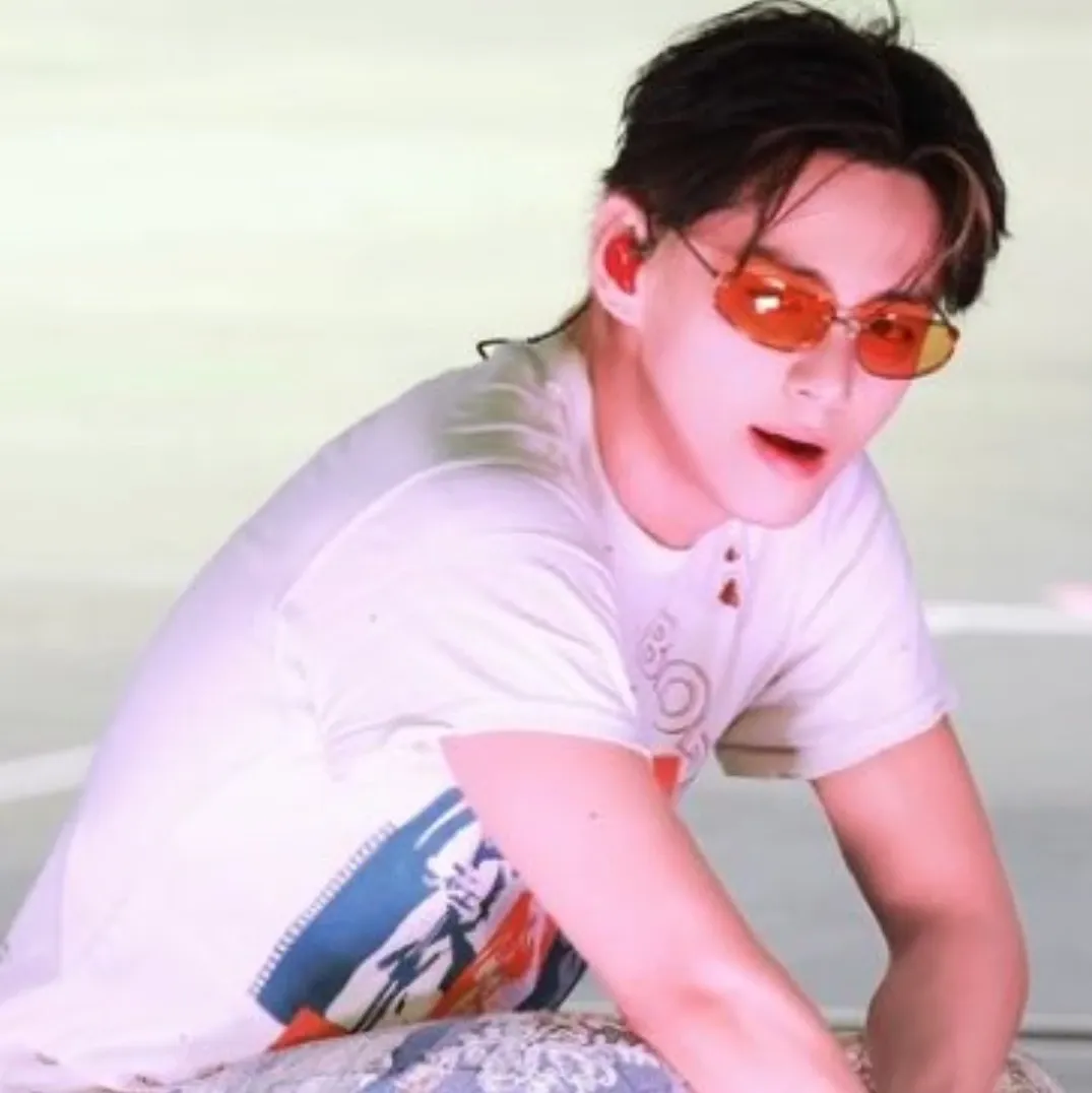 Latest photo of V (BTS)