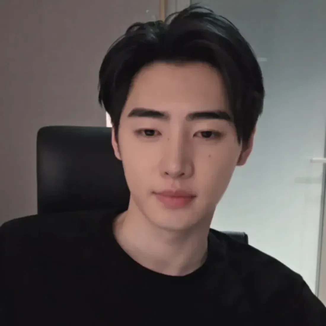 Foto terbaru Sunghoon (ENHYPEN)