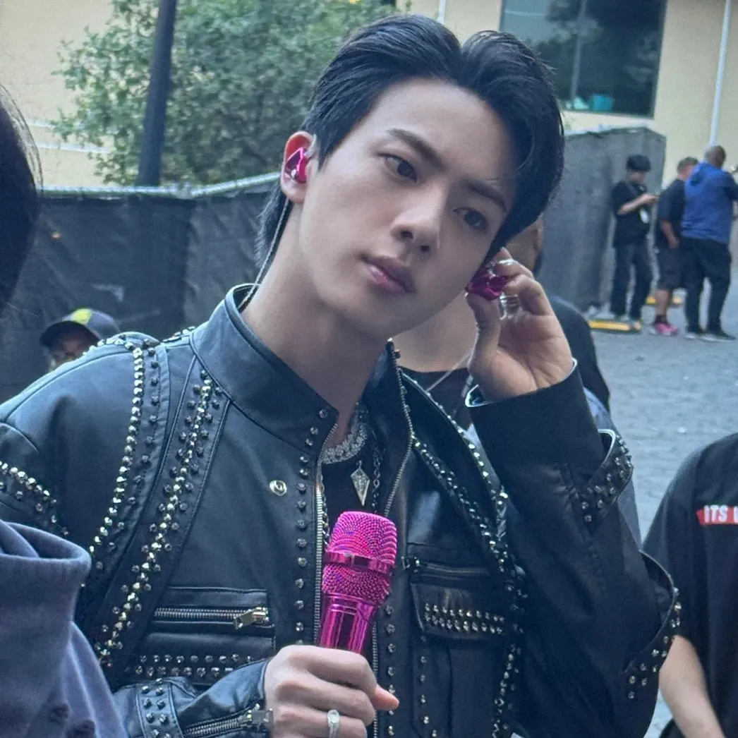 Momen yang diabadikan oleh penggemar Jin (BTS)