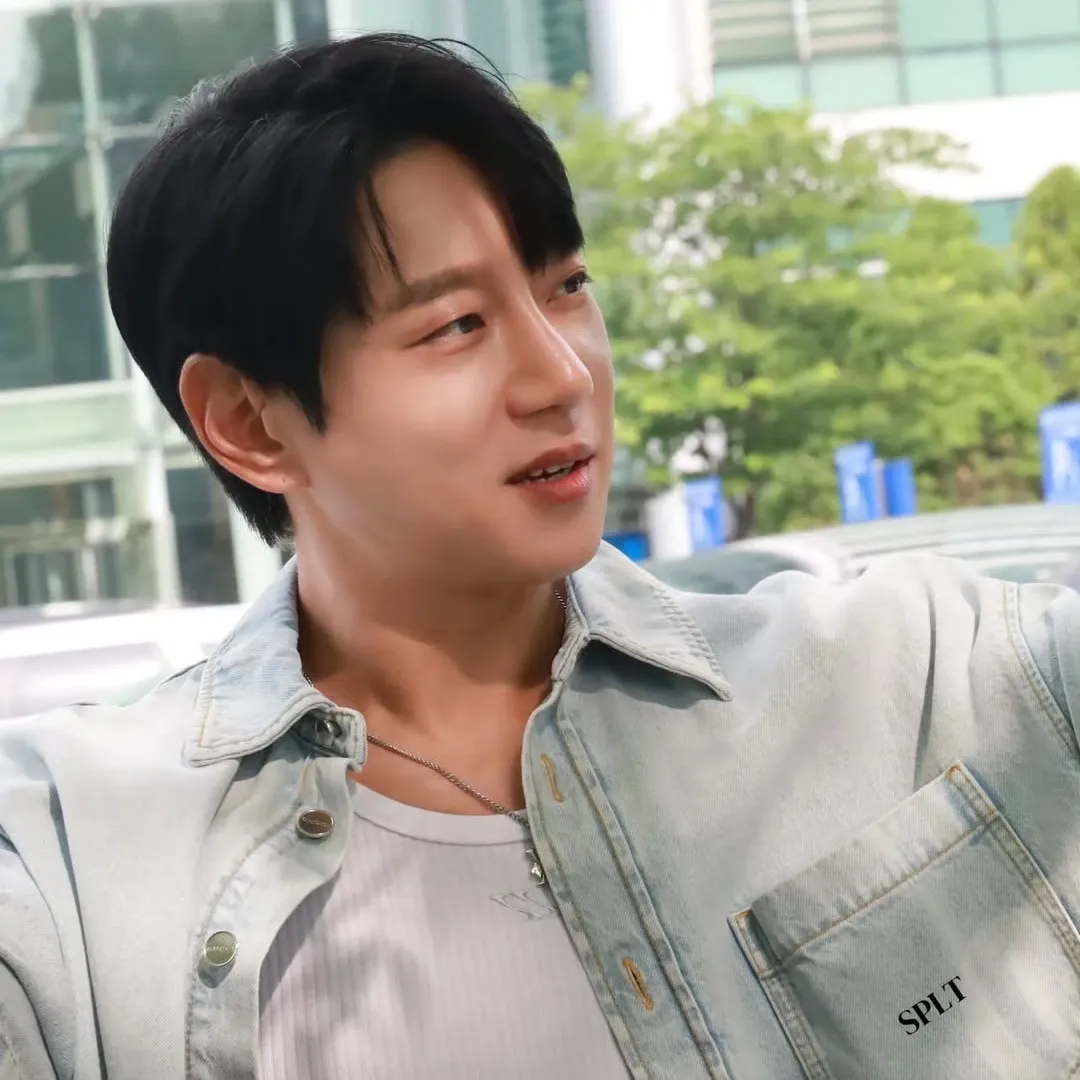 A moment captured by Hwang Chiyeol's fan
