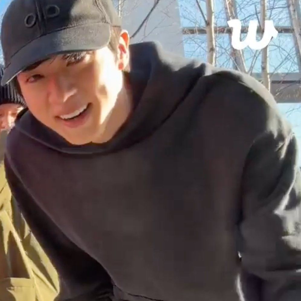 Momen yang diabadikan oleh penggemar Jin (BTS)