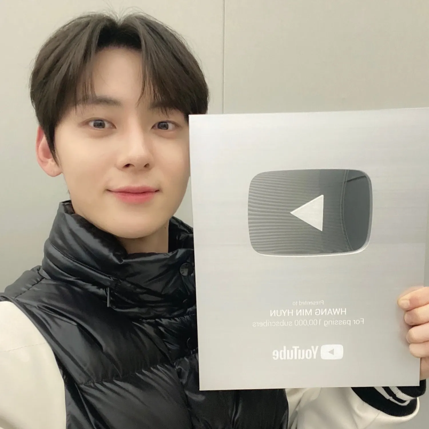 Foto aktivitas terbaru Hwang Minhyun