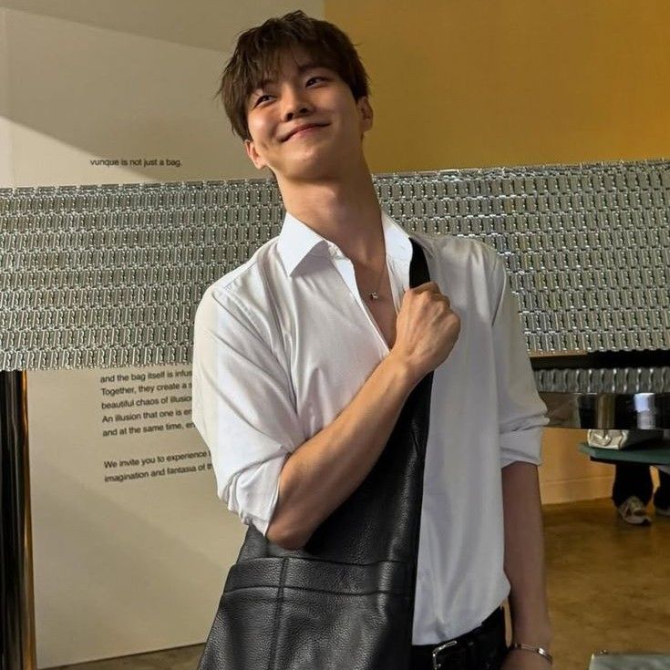 A moment captured by Q (THE BOYZ)'s fan