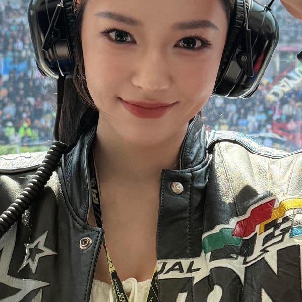 A moment captured by Cheng Xiao's fan