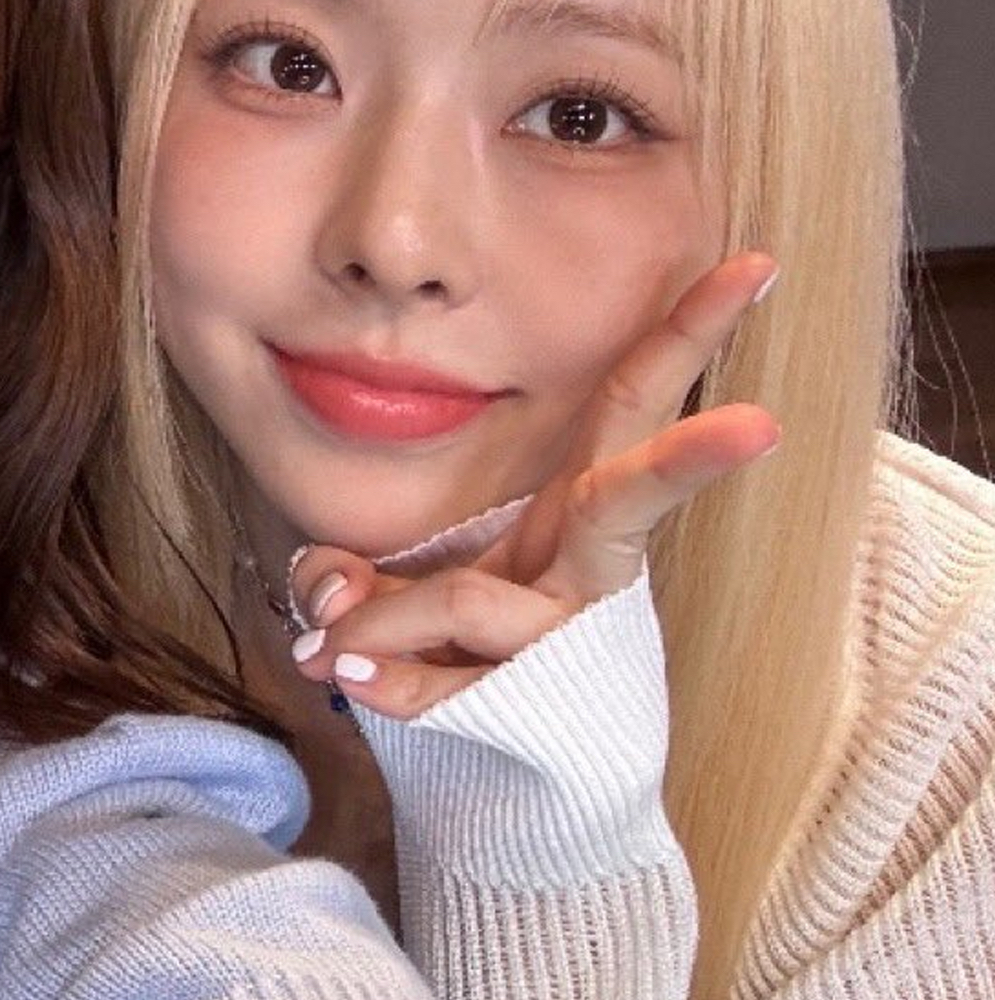 Recent activity shot of LOONA