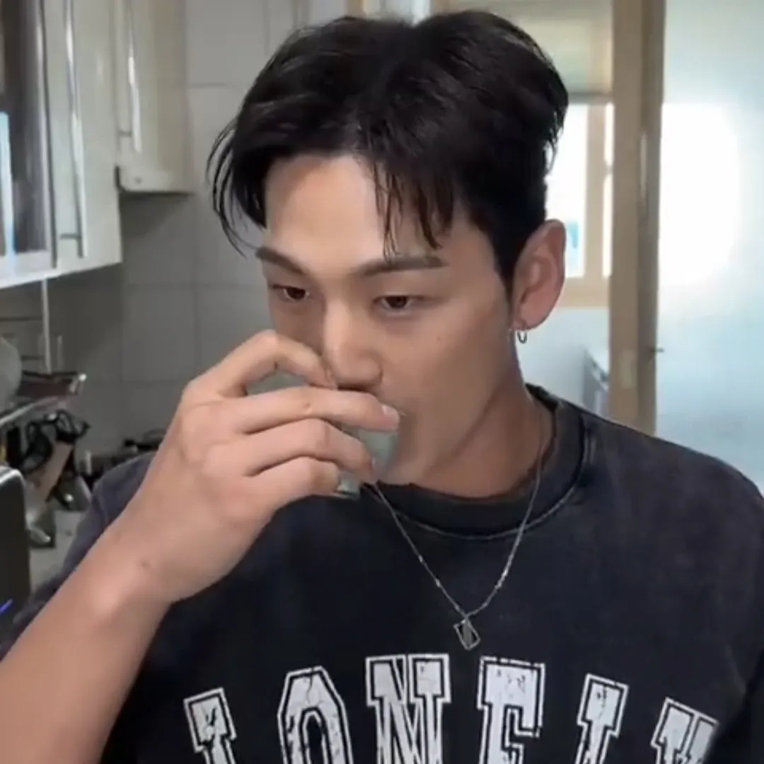 Behind-the-scenes cut of Baekho