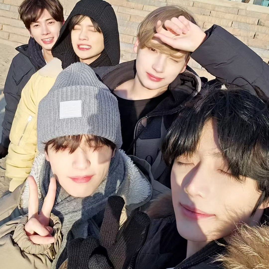 Foto aktivitas terbaru TOMORROW X TOGETHER