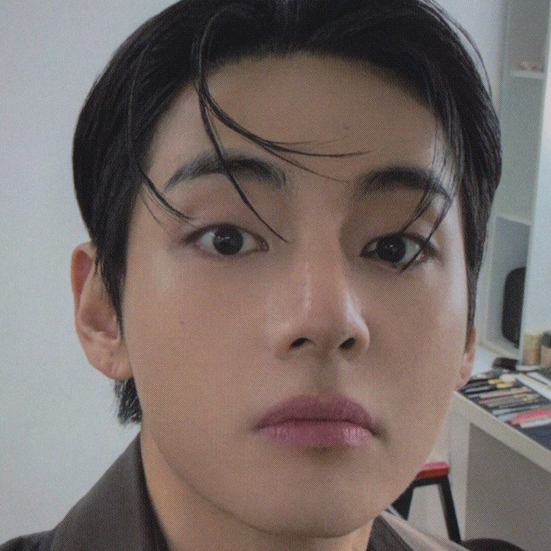 뷔 (방탄소년단)의 최신 사진