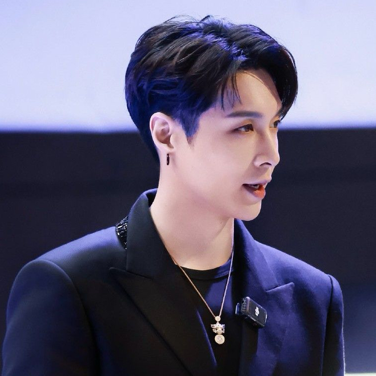 Behind-the-scenes cut of Lay (EXO)