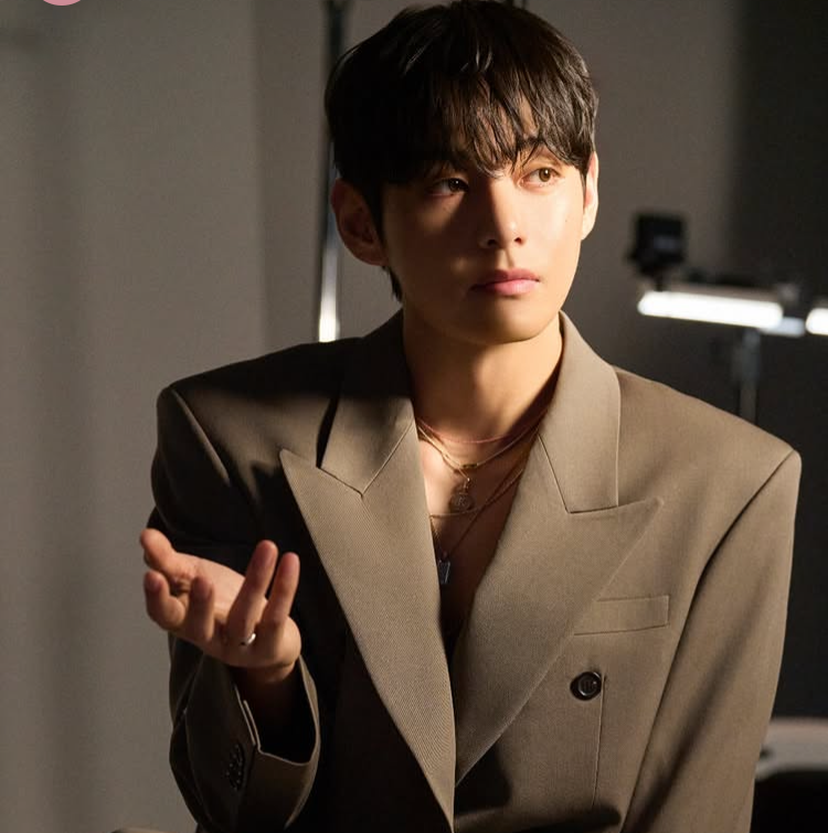 뷔 (방탄소년단)의 최신 사진