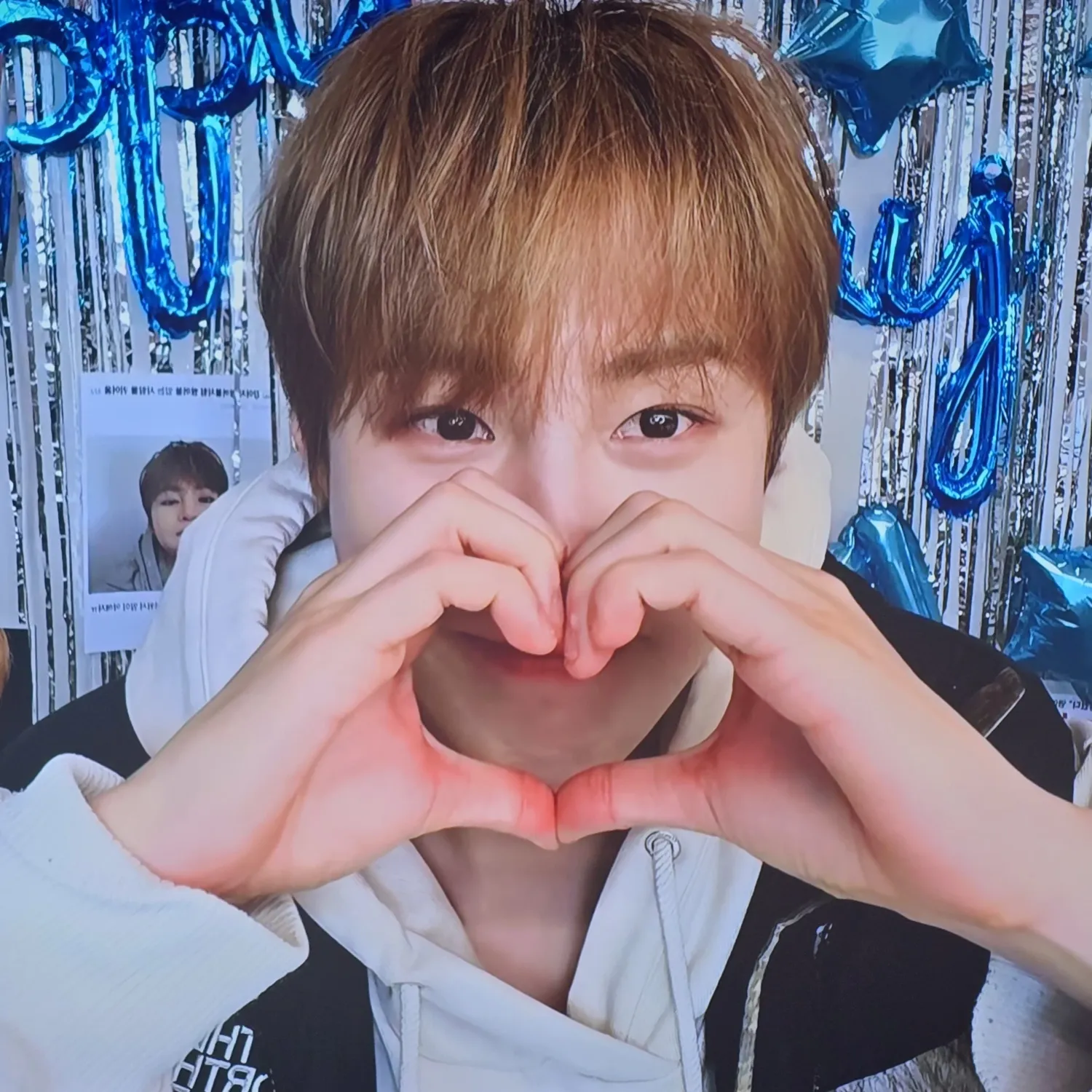 Behind-the-scenes cut of Ha Sungwoon