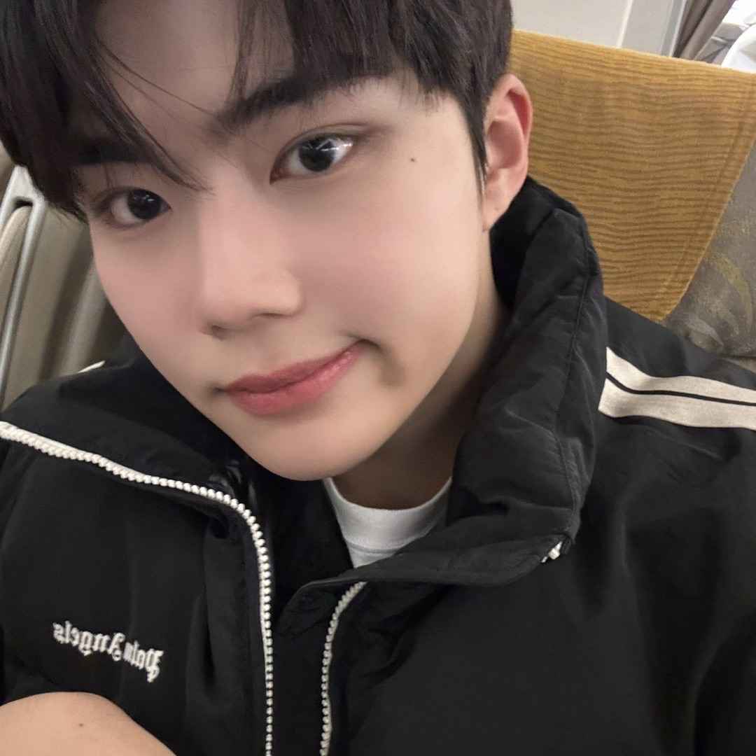 A moment captured by Park Gunwook (ZEROBASEONE)'s fan