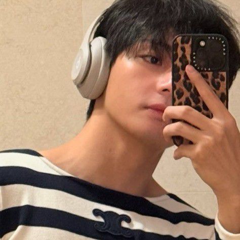 Behind-the-scenes cut of V (BTS)