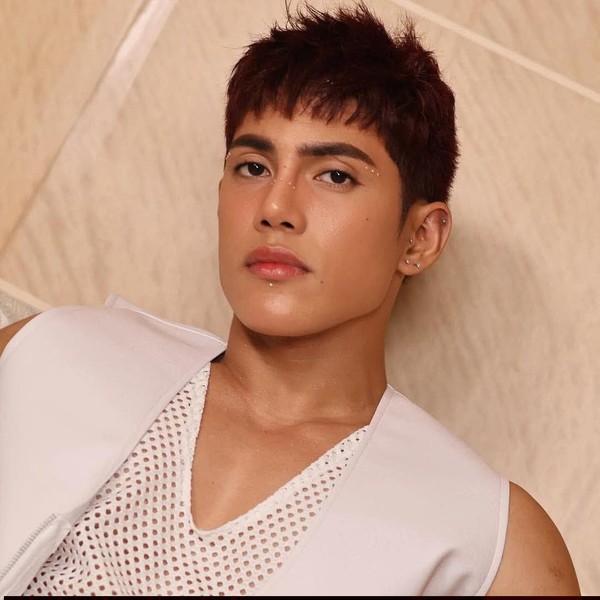 스텔 (SB19)의 매력을 담은 최애돌 대표 사진