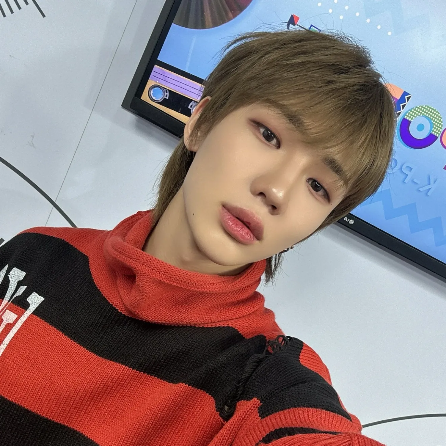 Behind-the-scenes cut of Junhyeok (TNX)