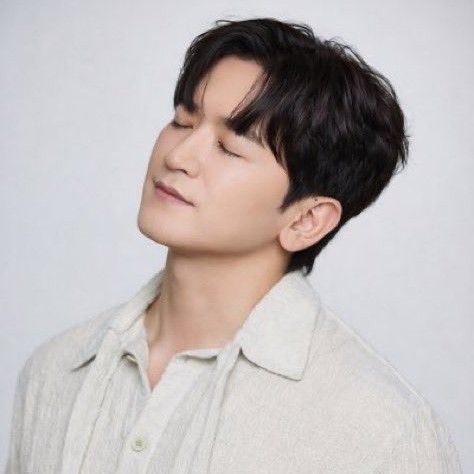 Behind-the-scenes cut of Lee Minwoo (SHINHWA)