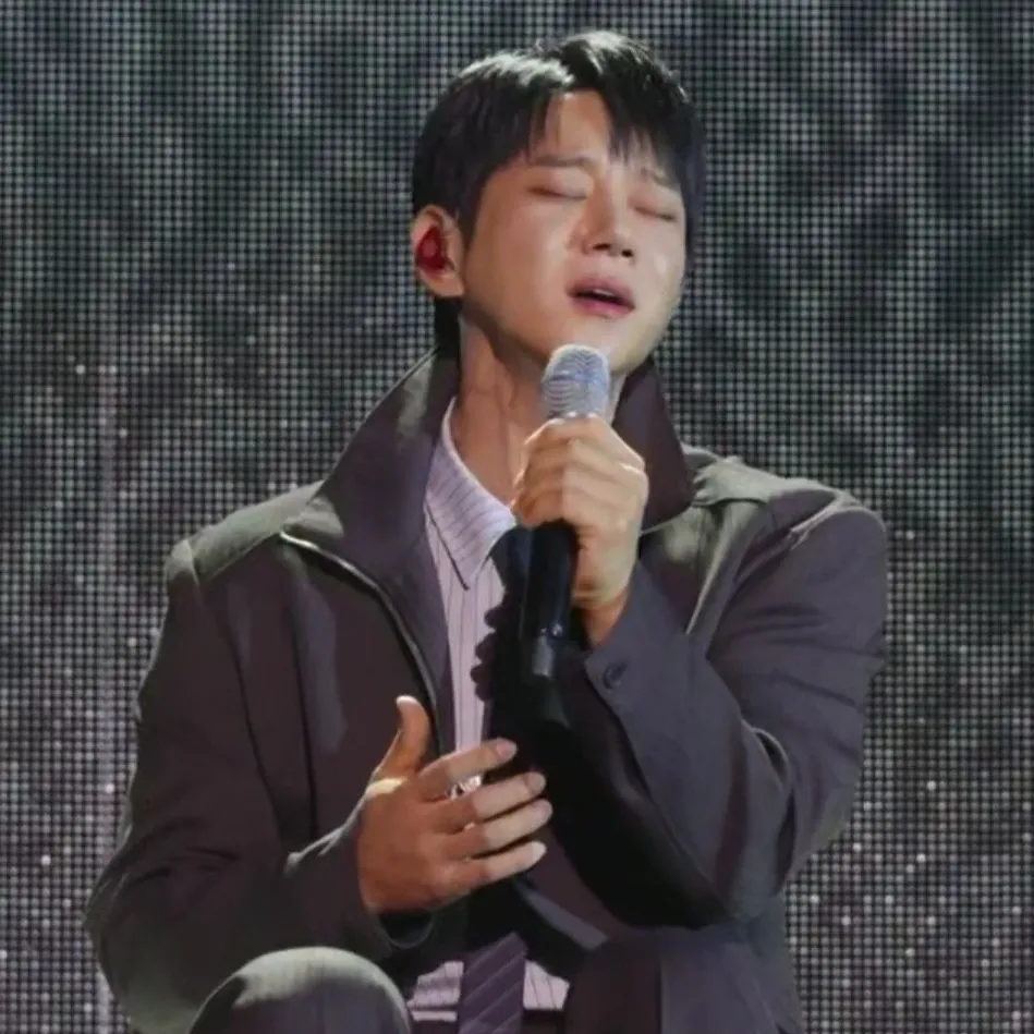 Recent activity shot of Hwang Chiyeol