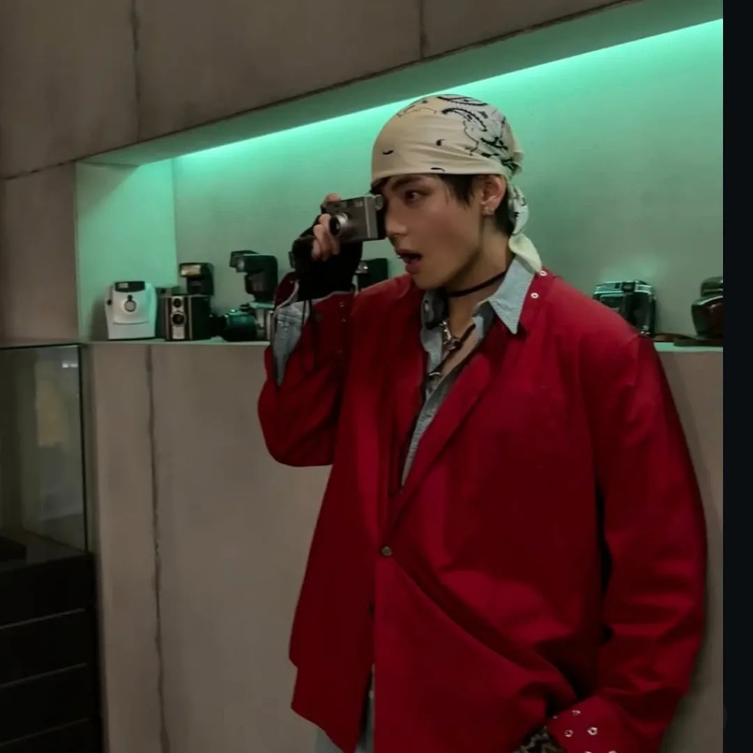 A moment captured by V (BTS)'s fan