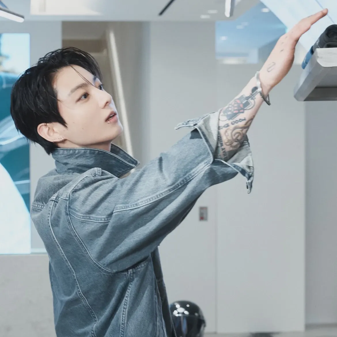 Foto aktivitas terbaru Jungkook (BTS)