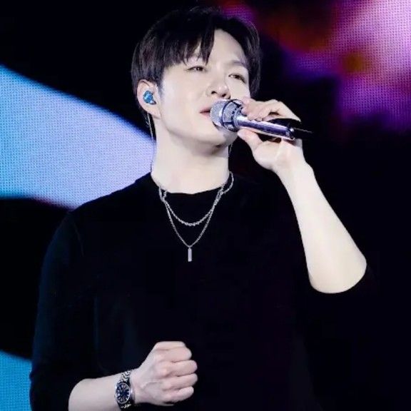 Recent activity shot of Lee Changsub (BTOB)