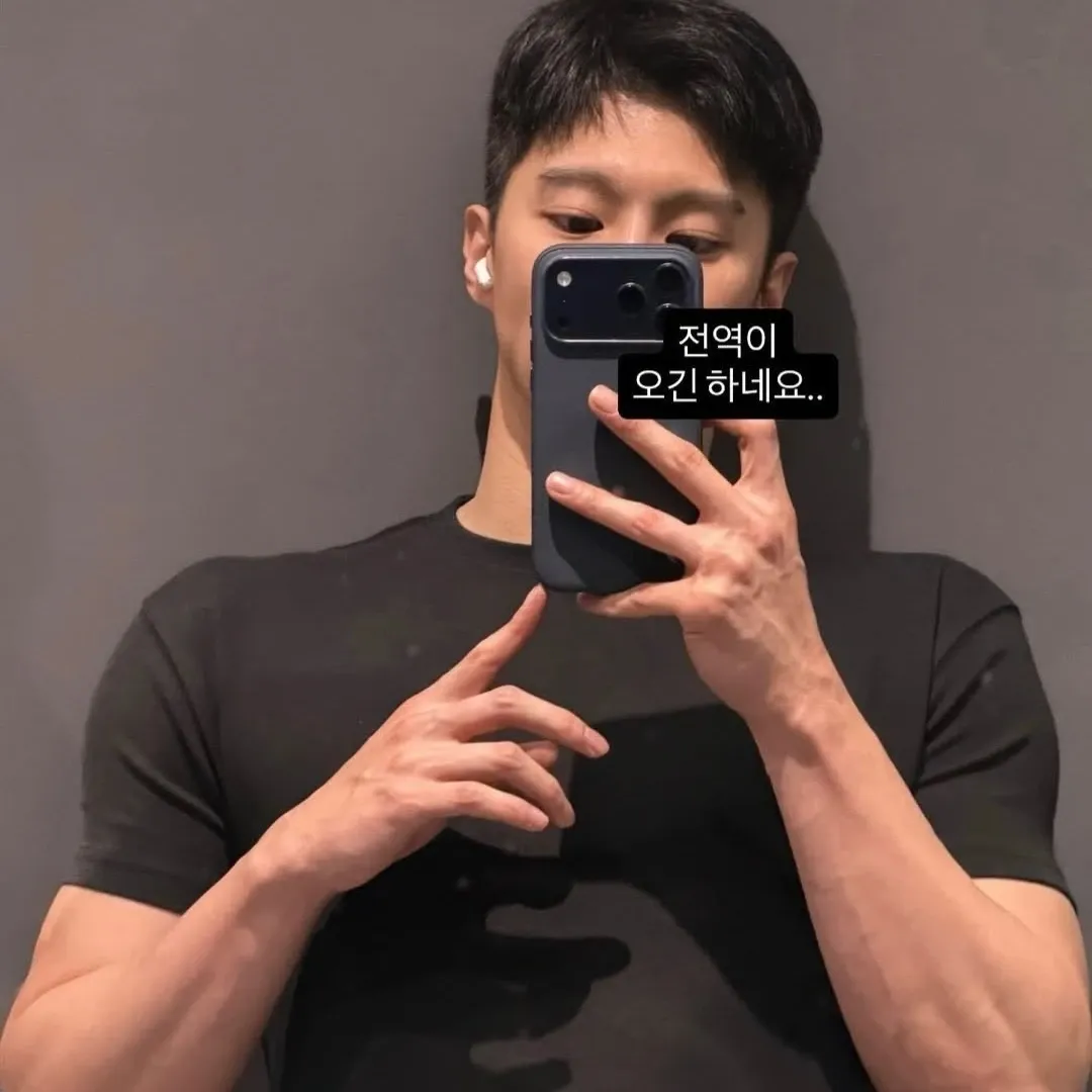 Behind-the-scenes cut of Kim Wooseok