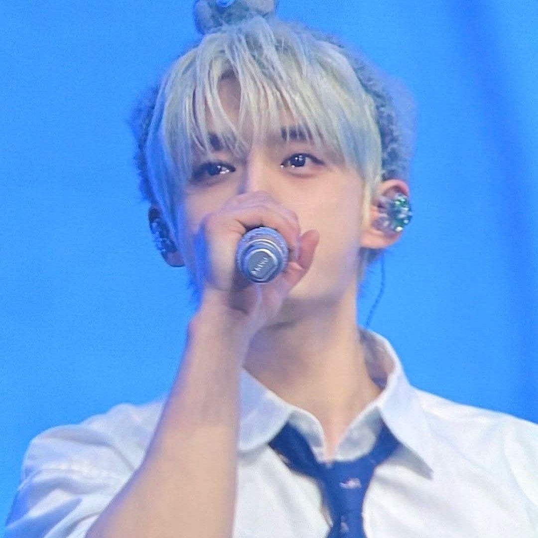 金地雄 (ZEROBASEONE)的最新照片