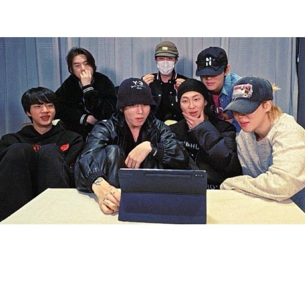 Hot post catching attention from 방탄소년단's fandom