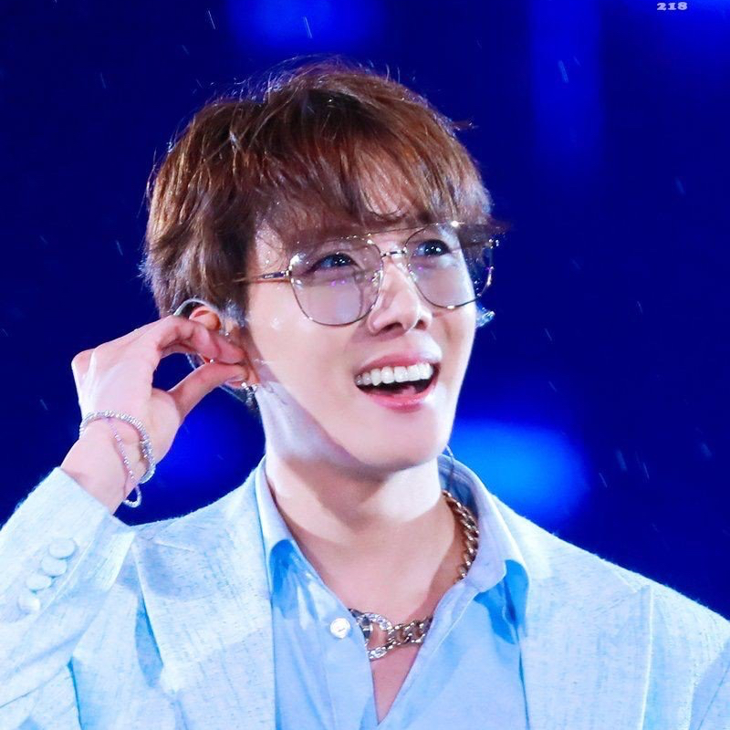 Foto aktivitas terbaru j-hope (BTS)