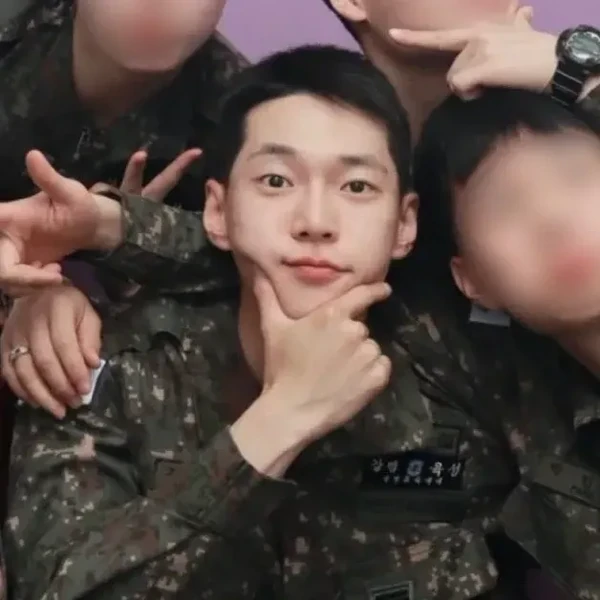 Foto perwakilan Doyoung (NCT 127) yang penuh pesona