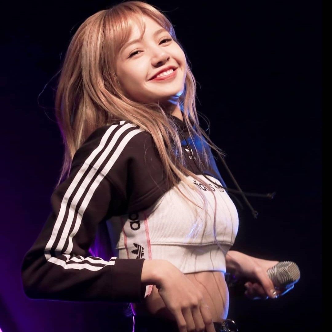 Foto aktivitas terbaru Lisa (BLACKPINK)