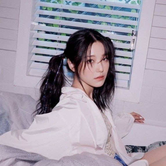Signature photo of Baek Jiheon (fromis_9) capturing their charm